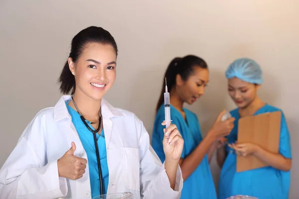 Hermosa Mujer Asiática Doctor Camisa Blanca Estetoscopio Mostrar Jeringa Pulgar — Foto de Stock