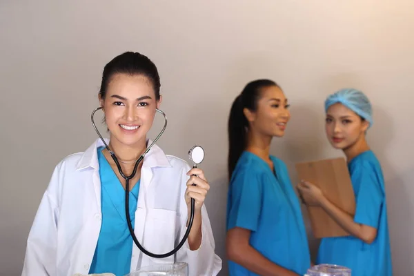 Piękna Azjatka Lekarz Białej Koszuli Stetoskop Pokazać Strzykawkę Dwie Pielęgniarki — Zdjęcie stockowe
