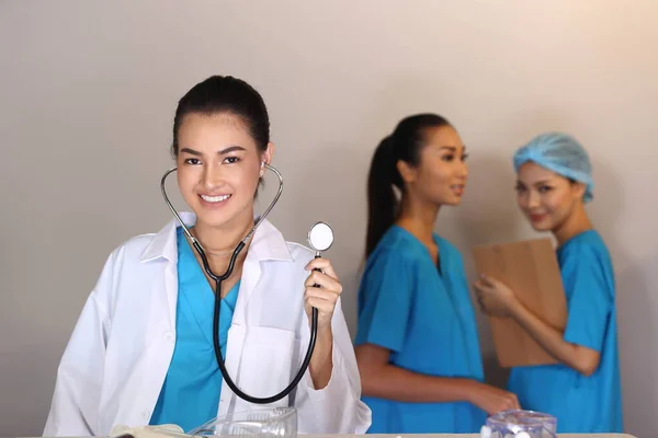 Vacker Asiatisk Kvinna Doktor Vit Skjorta Stetoskop Visa Spruta Och — Stockfoto