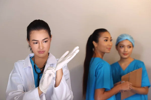 Vacker Asiatisk Kvinna Doktor Vit Skjorta Stetoskop Visar Gummihandskar Och — Stockfoto