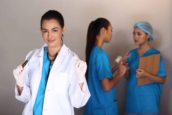 Hermosa Mujer Asiática Doctor Camisa Blanca Estetoscopio Mostrar Jeringa Dos — Foto de Stock