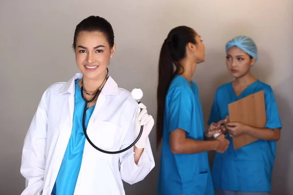 Hermosa Mujer Asiática Doctor Camisa Blanca Estetoscopio Mostrar Jeringa Dos — Foto de Stock