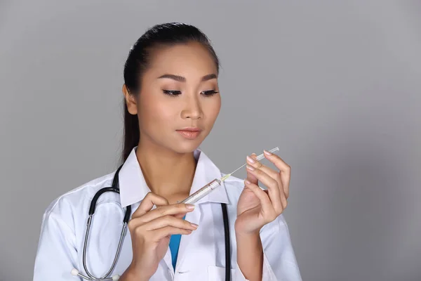 Asiática Bela Enfermeira Médica Mulher Uniforme Com Estetoscópio Seringa Retrato — Fotografia de Stock