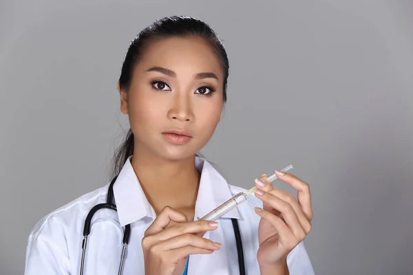 Asian Beautiful Doctor Sjuksköterska Kvinna Uniform Med Stetoskop Och Spruta — Stockfoto