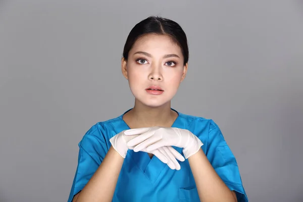 Asian Beautiful Doctor Sjuksköterska Kvinna Blå Uniform Med Gummihandskar Porträtt — Stockfoto