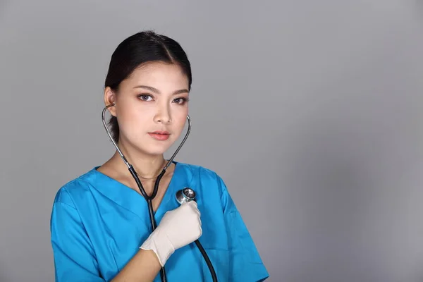 Asiática Hermosa Doctora Enfermera Mujer Uniforme Azul Con Estetoscopio Guantes — Foto de Stock