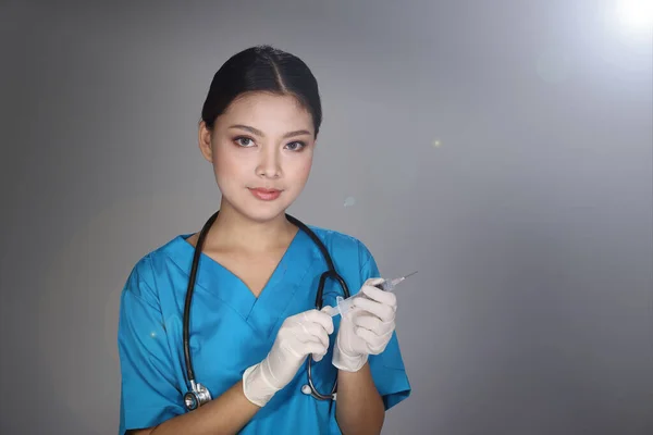 Asiática Bela Enfermeira Médica Mulher Uniforme Azul Com Estetoscópio Seringa — Fotografia de Stock