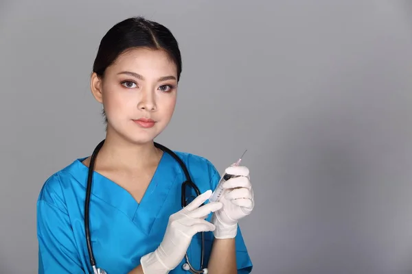 Asiática Bela Enfermeira Médica Mulher Uniforme Azul Com Estetoscópio Seringa — Fotografia de Stock