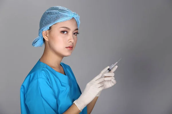 Asiática Hermosa Doctora Enfermera Mujer Uniforme Azul Con Jeringa Gorra —  Fotos de Stock