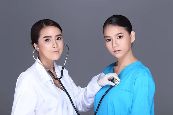 Läkare Kvinna Uniform Med Stetoskop Kontroll Diskutera Hälsotillstånd Och Puls — Stockfoto