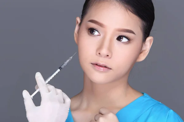 Schöne Frau Mit Medical Beauty Injection Treatment Spritze Über Das — Stockfoto