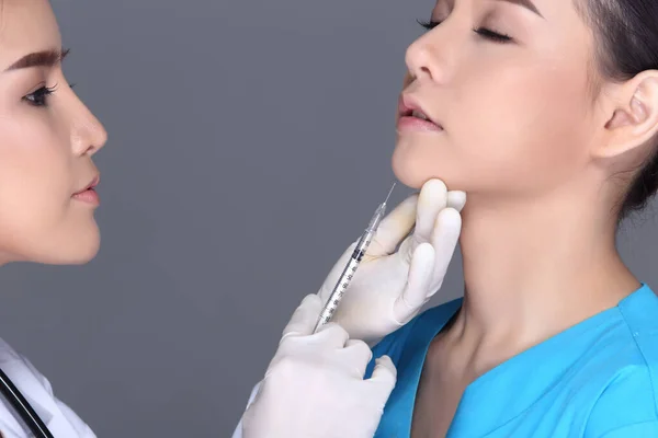 Schöne Frau Mit Medical Beauty Injection Treatment Spritze Über Dem — Stockfoto