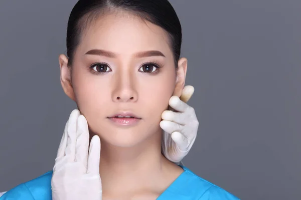 Shape Lifting Face Checking Diagnostica Pelo Médico Esteticista Coloque Mãos — Fotografia de Stock