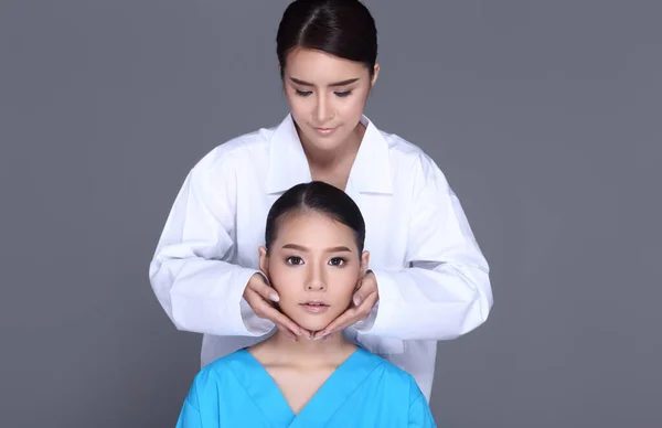 Shape Lifting Face Checking Diagnostica Pelo Médico Esteticista Coloque Mãos — Fotografia de Stock