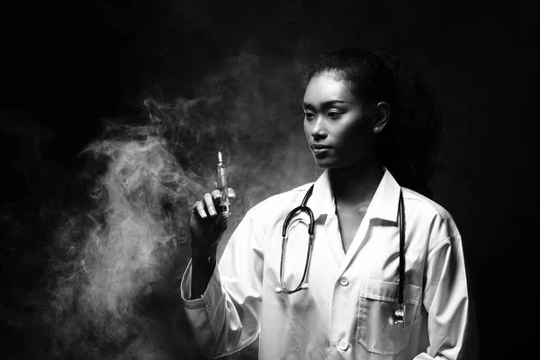 Ázsiai Gyönyörű Orvos Nővér Egyenruhában Sztetoszkóppal Fecskendővel Portré Fél Test — Stock Fotó