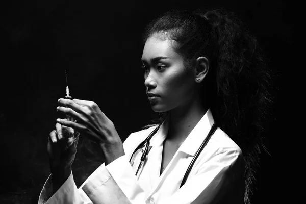 Asiática Bela Enfermeira Médica Mulher Uniforme Com Estetoscópio Agitar Seringa — Fotografia de Stock