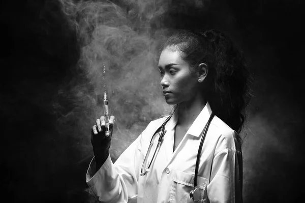 Asiática Bela Enfermeira Médica Mulher Uniforme Com Estetoscópio Seringa Retrato — Fotografia de Stock