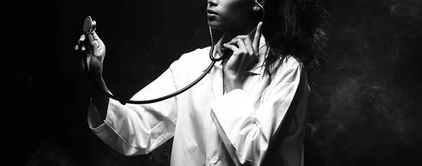 아시아의 아름다운 간호사 교복을 청진기 연기가 스튜디오는 — 스톡 사진