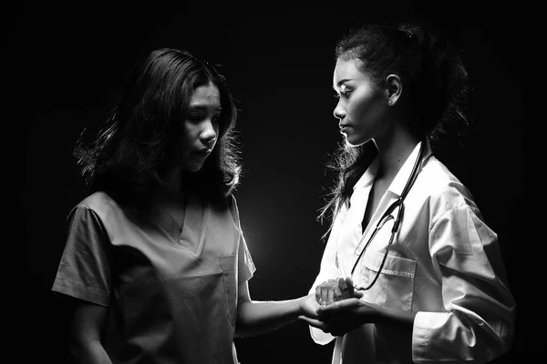 Asiático Bonito Médico Enfermeira Mulher Uniforme Médico Com Estetoscópio Segurar — Fotografia de Stock