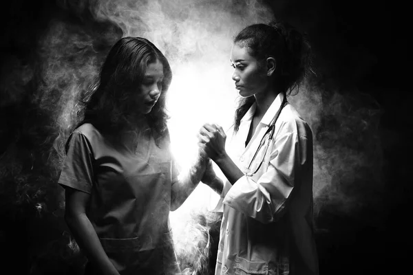교복을 청진기를 아시아의 아름다운 간호사는 따뜻하게 환자의 건강을 돌보고 초상화 — 스톡 사진