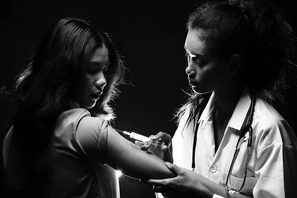 아시아의 아름다운 간호사 청진기를 채아픈 환자를 치료하기 비타민 주사기를 환자에게 — 스톡 사진