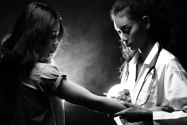 Ázsiai Gyönyörű Orvos Nővér Orvosi Egyenruhában Sztetoszkóppal Injekció Vitamin Fecskendő — Stock Fotó