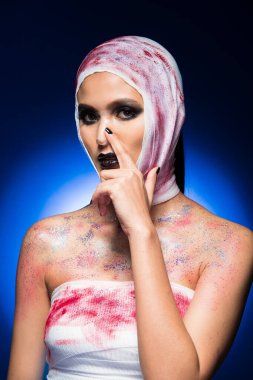 Estetik ameliyattan sonra burun estetiği ve ayrıca kulak, kafatası şekli, çene şekillendirme gibi diğer kısımları kontrol et. Ama ruj kırmızısı ve parlak bir vücut yap. Stüdyonun mavi tonunu aydınlat.