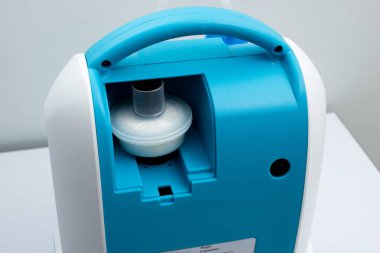 Solunum bozuklukları olan hastalar için gaz koymak için mavi beyaz taşınabilir oksijen silindirine ait plastik filtre