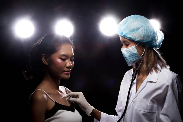 Kaukaski Lekarz Pielęgniarka Kobieta Mundurze Stetoskopem Gumowe Rękawiczki Maska Sprawdzić — Zdjęcie stockowe