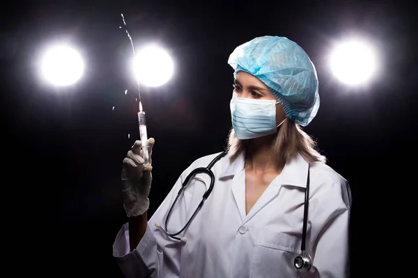 아시아인아름다운 간호사 청진기 고무장갑 마스크 주사기 초상화 스튜디오등 어두운 조명등 — 스톡 사진