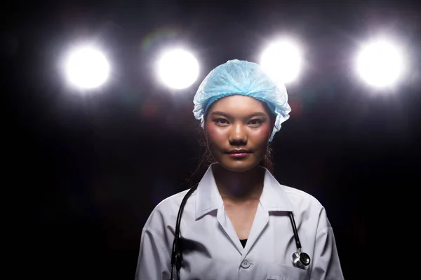 아시아인아름다운 간호사 청진기 고무장갑 병원에서마스크 초상화 스튜디오등 어두운 조명등 — 스톡 사진
