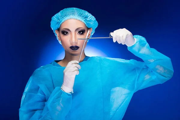 Šílená Plastická Chirurgie Doktor Sestra Hygienickém Obleku Helma Rukavice Nůžky — Stock fotografie
