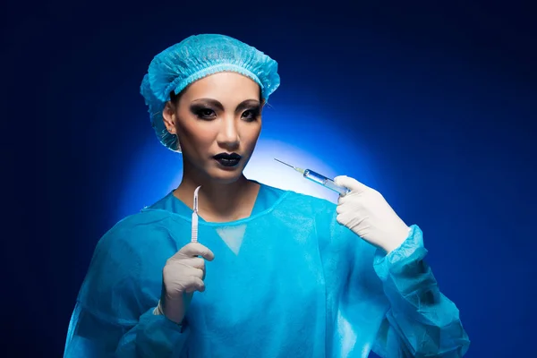 Bláznivá Plastická Chirurgie Lékař Ošetřovatelka Hygienickém Obleku Čepice Rukavice Stříkačka — Stock fotografie
