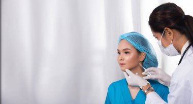 Asyalı Hasta 'ya Botoks, Hindistanlı Ortadoğu Doktor Üniforması tarafından tıbbi hastane kliniğinde steteskop ile hiyalüronik asit enjekte edildi, estetik ameliyattan önce konsept rinoplazi kontrolü, kopyalama alanı