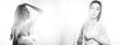 Tek renkli siyah beyaz portre güzel uzun saçlı Asyalı genç transseksüel yaz tatilinde, açık havada arzu. LGBT veya LGBTQ + Kadın ilk aşk tutkusuna sahip, boşluk kolaj grubunu kopyala