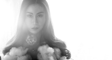 Tek renkli siyah beyaz, güzel, uzun saçlı Asyalı transseksüel LGBT veya LGBTQ + 'nın portresi. Arka tarafta ışıkla doğrudan kameraya bakıyorlar. Boşluğu kopyala