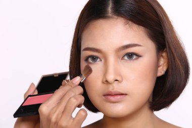 Kozmetik, Makyaj, Güzellik Süreci, Beyaz Stüdyo Arkaplanı, Mükemmel Sağlıklı Cilt, Toz Fırçası ve Yanak Paleti