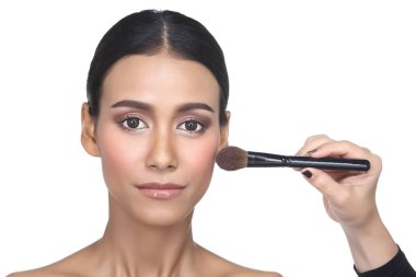 Her fırçanın tam konumuna göre ayarlanmış farklı 14 pc 'lik makyaj fırçasının her tipinden Asya Teni Kadın Wtih Hand on Present, stüdyo aydınlatma beyaz arka plan izole kopya alanı