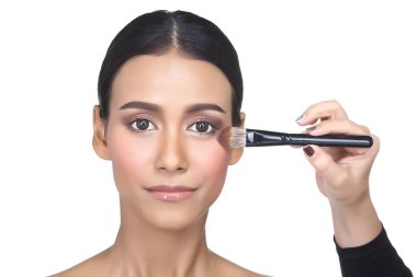 Her fırçanın tam konumuna göre ayarlanmış farklı 14 pc 'lik makyaj fırçasının her tipinden Asya Teni Kadın Wtih Hand on Present, stüdyo aydınlatma beyaz arka plan izole kopya alanı