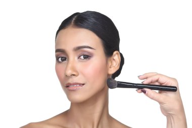 Her fırçanın tam konumuna göre ayarlanmış farklı 14 pc 'lik makyaj fırçasının her tipinden Asya Teni Kadın Wtih Hand on Present, stüdyo aydınlatma beyaz arka plan izole kopya alanı