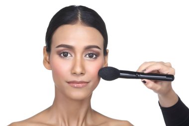 Her fırçanın tam konumuna göre ayarlanmış farklı 14 pc 'lik makyaj fırçasının her tipinden Asya Teni Kadın Wtih Hand on Present, stüdyo aydınlatma beyaz arka plan izole kopya alanı