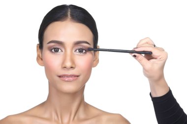 Her fırçanın tam konumuna göre ayarlanmış farklı 14 pc 'lik makyaj fırçasının her tipinden Asya Teni Kadın Wtih Hand on Present, stüdyo aydınlatma beyaz arka plan izole kopya alanı