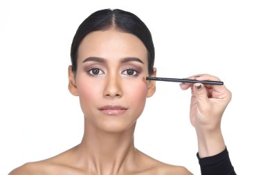 Her fırçanın tam konumuna göre ayarlanmış farklı 14 pc 'lik makyaj fırçasının her tipinden Asya Teni Kadın Wtih Hand on Present, stüdyo aydınlatma beyaz arka plan izole kopya alanı