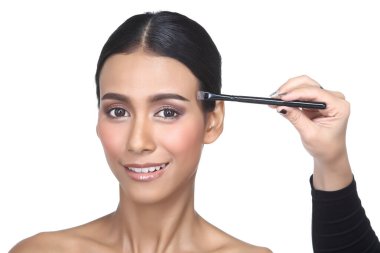 Her fırçanın tam konumuna göre ayarlanmış farklı 14 pc 'lik makyaj fırçasının her tipinden Asya Teni Kadın Wtih Hand on Present, stüdyo aydınlatma beyaz arka plan izole kopya alanı