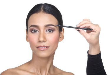 Her fırçanın tam konumuna göre ayarlanmış farklı 14 pc 'lik makyaj fırçasının her tipinden Asya Teni Kadın Wtih Hand on Present, stüdyo aydınlatma beyaz arka plan izole kopya alanı