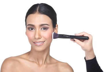Her fırçanın tam konumuna göre ayarlanmış farklı 14 pc 'lik makyaj fırçasının her tipinden Asya Teni Kadın Wtih Hand on Present, stüdyo aydınlatma beyaz arka plan izole kopya alanı