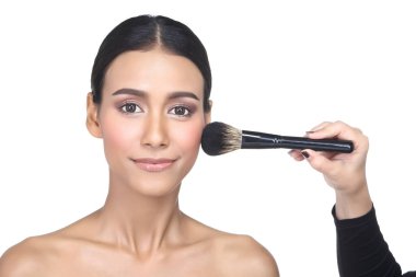 Her fırçanın tam konumuna göre ayarlanmış farklı 14 pc 'lik makyaj fırçasının her tipinden Asya Teni Kadın Wtih Hand on Present, stüdyo aydınlatma beyaz arka plan izole kopya alanı