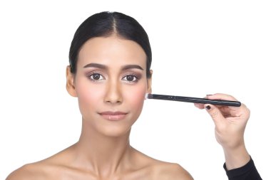 Her fırçanın tam konumuna göre ayarlanmış farklı 14 pc 'lik makyaj fırçasının her tipinden Asya Teni Kadın Wtih Hand on Present, stüdyo aydınlatma beyaz arka plan izole kopya alanı