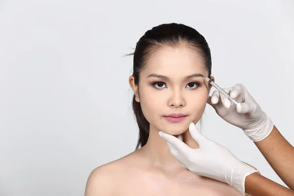 Asiatische Schöne Frau Gesichtshautstruktur Diagnostizieren Und Vorbereiten Füllstoff Botox Durch — Stockfoto