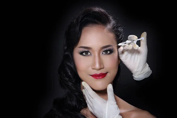 Азійська Красива Жінка Діагностує Структуру Шкіри Готується Введення Філлерного Ботокса — стокове фото